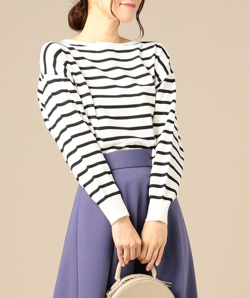 Doux archives（ドゥアルシーヴ）の「TINAネックレス付ボートプルオーバー（ニット/セーター・レディース・ブラック/パープル/モカ/ホワイト×ブラック・MEDIUM）」の2枚目の写真