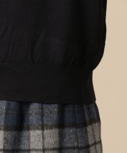 Doux archives（ドゥアルシーヴ）の「TINAネックレス付ボートプルオーバー（ニット/セーター・レディース・ブラック/パープル/モカ/ホワイト×ブラック・MEDIUM）」の8枚目の写真