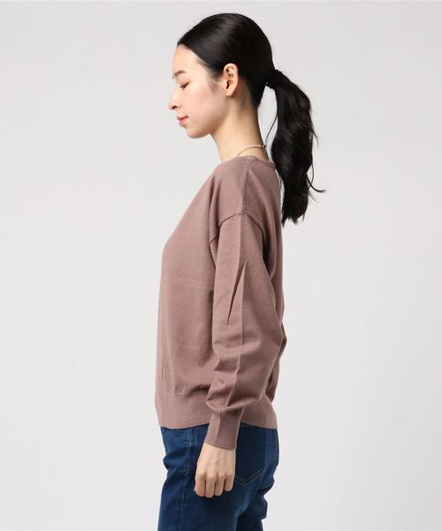 Doux archives（ドゥアルシーヴ）の「TINAネックレス付ボートプルオーバー（ニット/セーター・レディース・ブラック/パープル/モカ/ホワイト×ブラック・MEDIUM）」の5枚目の写真