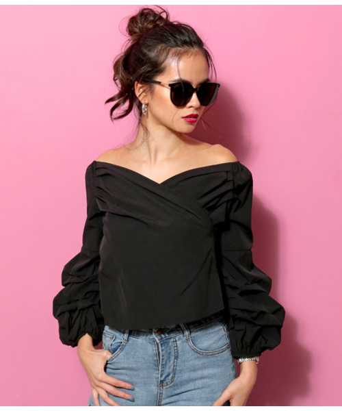 LATINA(ラティーナ)の「肩あきカシュクールシャーリングスリーブトップス(Tシャツ/カットソー)」|ブラック