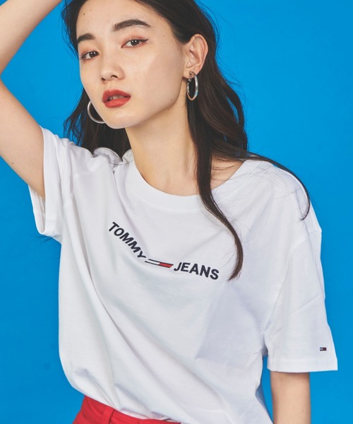 tommy jeans(トミー ジーンズ)の「ベーシック 刺繍 ロゴ Tシャツ(Tシャツ/カットソー・レディース・ネイビー/レッド/ホワイト/ピンク・SMALL/MEDIUM/LARGE/X-SMALL)」の2枚目の写真