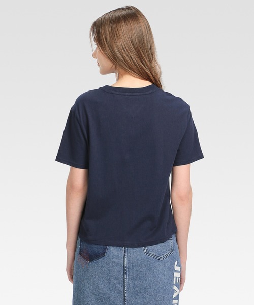 tommy jeans(トミー ジーンズ)の「ベーシック 刺繍 ロゴ Tシャツ(Tシャツ/カットソー・レディース・ネイビー/レッド/ホワイト/ピンク・SMALL/MEDIUM/LARGE/X-SMALL)」の6枚目の写真