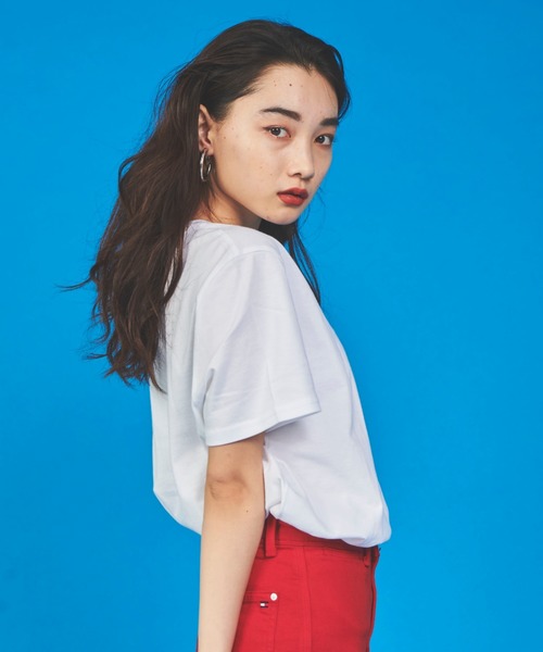 tommy jeans(トミー ジーンズ)の「ベーシック 刺繍 ロゴ Tシャツ(Tシャツ/カットソー・レディース・ネイビー/レッド/ホワイト/ピンク・SMALL/MEDIUM/LARGE/X-SMALL)」の9枚目の写真