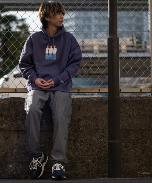 Mark Gonzales(マーク・ゴンザレス)の「【h】〔Mark Gonzales/マーク・ゴンザレス〕Skaters Pt. BIG HOODIE CVC裏毛パーカー(パーカー・メンズ・ホワイト/ブラック/パープル・LARGE/MEDIUM)」の3枚目の写真