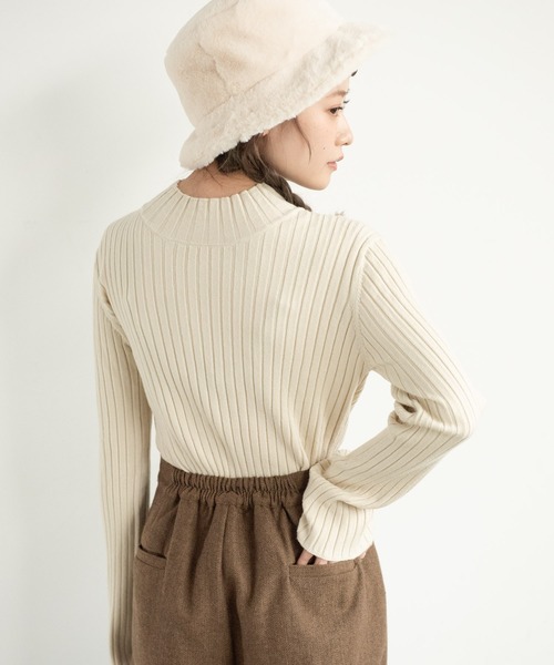 MERLOT(メルロー)の「カラーハイネックニット(ニット/セーター・レディース・アイボリー/オレンジ/グリーン/マスタード/ブラック・FREE)」の6枚目の写真