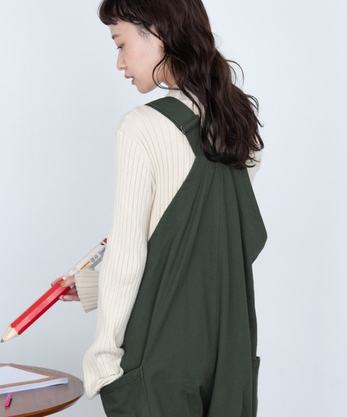 MERLOT(メルロー)の「カラーハイネックニット(ニット/セーター・レディース・アイボリー/オレンジ/グリーン/マスタード/ブラック・FREE)」の21枚目の写真