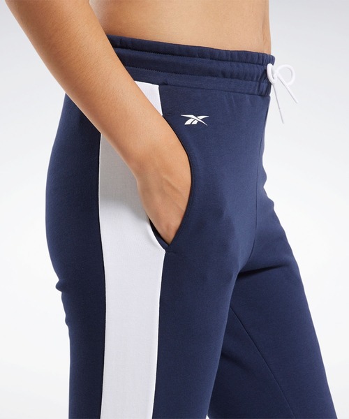 Reebok(リーボック)の「トレーニング エッセンシャルズ リニア ロゴ パンツ / Training Essentials Linear Logo Pants(スウェットパンツ・レディース・ブラック/ネイビー・SMALL/MEDIUM/LARGE/X-LARGE/X-SMALL)」の3枚目の写真