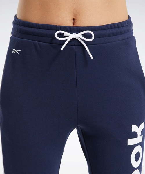 Reebok(リーボック)の「トレーニング エッセンシャルズ リニア ロゴ パンツ / Training Essentials Linear Logo Pants(スウェットパンツ・レディース・ブラック/ネイビー・SMALL/MEDIUM/LARGE/X-LARGE/X-SMALL)」の5枚目の写真