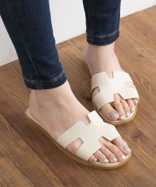Newlyme（ニューリーミー）の「デザインベルトサンダル（サンダル・レディース・ホワイト/ブラック/ベージュ・MEDIUM/LARGE）」の2枚目の写真