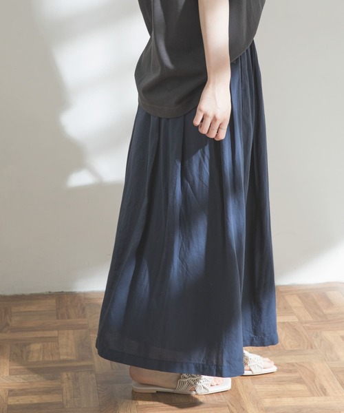 FORK&SPOON（フォークアンドスプーン）の「FORK&SPOON　リネン混ランダムタックスカート（スカート・レディース・チャコールグレー/ホワイト系その他/ブルー・ONE）」の4枚目の写真