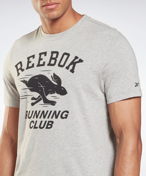 Reebok(リーボック)の「ランニング ノベルティ グラフィック Tシャツ / Running Novelty Graphic T-Shirt(Tシャツ/カットソー・メンズ・ヘザーグレー/ブラック・SMALL/MEDIUM/LARGE/X-LARGE/XX-LARGE/X-SMALL/XXX-LARGE)」の4枚目の写真