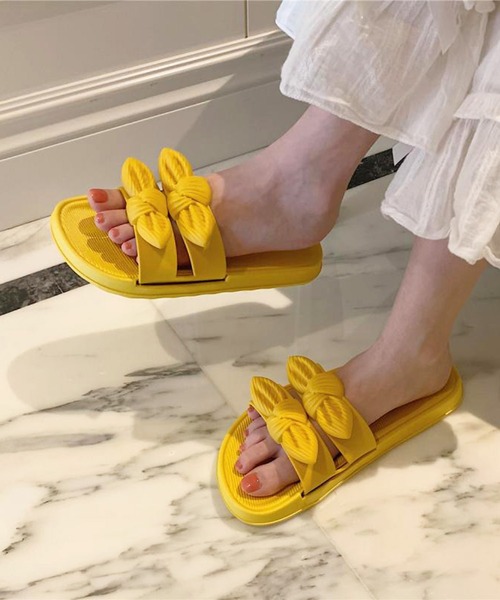 Anuenue（アヌエヌエ）の「リボンモチーフダブルストラップサンダル（サンダル・レディース・ホワイト/ブラック/イエロー・23.0cm/24.0cm/25.0cm）」の3枚目の写真