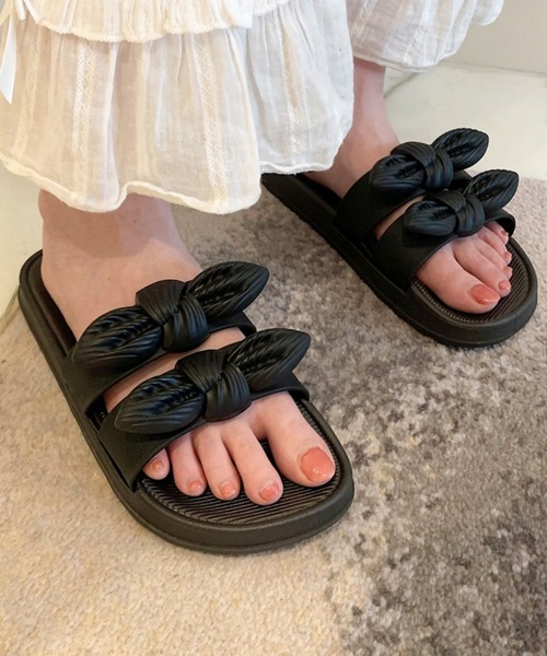 Anuenue（アヌエヌエ）の「リボンモチーフダブルストラップサンダル（サンダル・レディース・ホワイト/ブラック/イエロー・23.0cm/24.0cm/25.0cm）」の2枚目の写真
