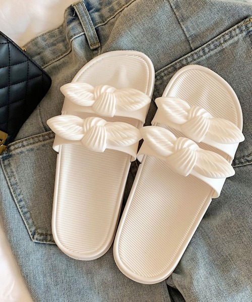 Anuenue（アヌエヌエ）の「リボンモチーフダブルストラップサンダル（サンダル・レディース・ホワイト/ブラック/イエロー・23.0cm/24.0cm/25.0cm）」の5枚目の写真