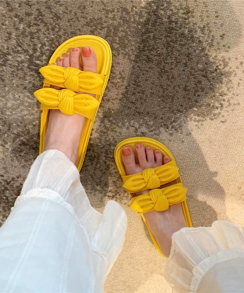 Anuenue（アヌエヌエ）の「リボンモチーフダブルストラップサンダル（サンダル・レディース・ホワイト/ブラック/イエロー・23.0cm/24.0cm/25.0cm）」の11枚目の写真