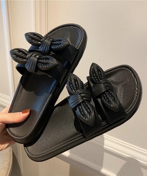 Anuenue（アヌエヌエ）の「リボンモチーフダブルストラップサンダル（サンダル・レディース・ホワイト/ブラック/イエロー・23.0cm/24.0cm/25.0cm）」の4枚目の写真