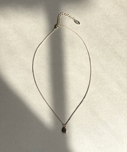 RIVE DROITE(リヴドロワ)の「シンプルながらも存在感のある ワントップショートネックレス(ネックレス・レディース・シルバー/ゴールド・FREE)」の2枚目の写真