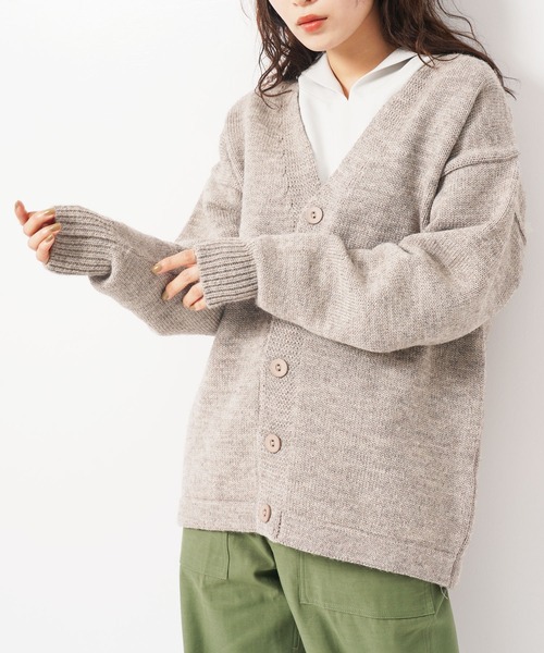 Kerrywoollenmills（ケリーウーレンミルズ）の「Plain Stitch V-Neck Cardigan（カーディガン/ボレロ・レディース・パープル系その他/オートミール/ブルー系その他/ホワイト系その他/ブラック系その他・36/38/40）」の3枚目の写真