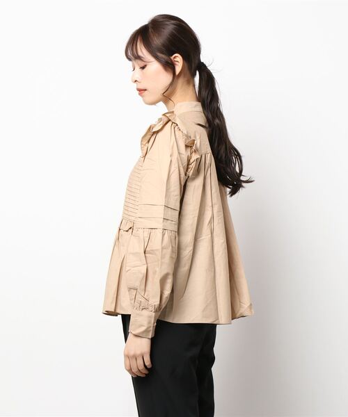 toucher du brise（トゥシェドブリーズ）の「【華奢見え】スタンドカラーフリルブラウス（シャツ/ブラウス・レディース・ベージュ/オフホワイト/ネイビー・M）」の16枚目の写真