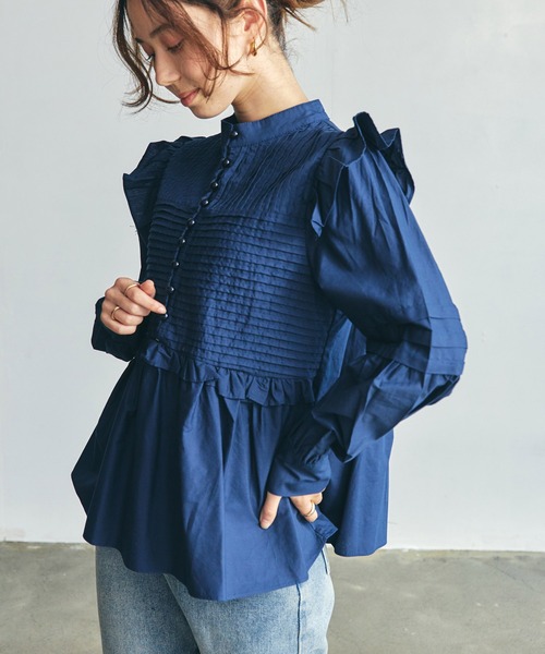 toucher du brise（トゥシェドブリーズ）の「【華奢見え】スタンドカラーフリルブラウス（シャツ/ブラウス・レディース・ベージュ/オフホワイト/ネイビー・M）」の3枚目の写真