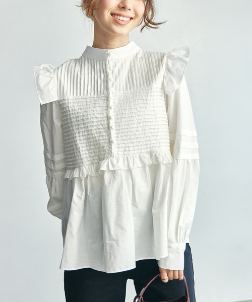 toucher du brise（トゥシェドブリーズ）の「【華奢見え】スタンドカラーフリルブラウス（シャツ/ブラウス・レディース・ベージュ/オフホワイト/ネイビー・M）」の2枚目の写真