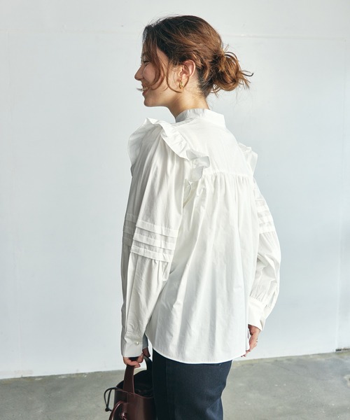 toucher du brise（トゥシェドブリーズ）の「【華奢見え】スタンドカラーフリルブラウス（シャツ/ブラウス・レディース・ベージュ/オフホワイト/ネイビー・M）」の5枚目の写真