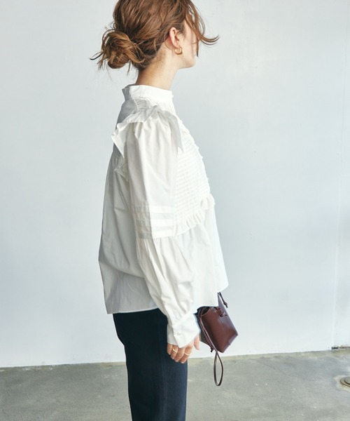 toucher du brise（トゥシェドブリーズ）の「【華奢見え】スタンドカラーフリルブラウス（シャツ/ブラウス・レディース・ベージュ/オフホワイト/ネイビー・M）」の6枚目の写真