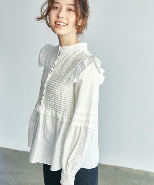 toucher du brise（トゥシェドブリーズ）の「【華奢見え】スタンドカラーフリルブラウス（シャツ/ブラウス・レディース・ベージュ/オフホワイト/ネイビー・M）」の7枚目の写真