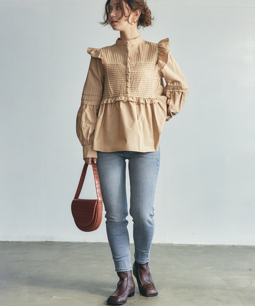 toucher du brise（トゥシェドブリーズ）の「【華奢見え】スタンドカラーフリルブラウス（シャツ/ブラウス・レディース・ベージュ/オフホワイト/ネイビー・M）」の8枚目の写真