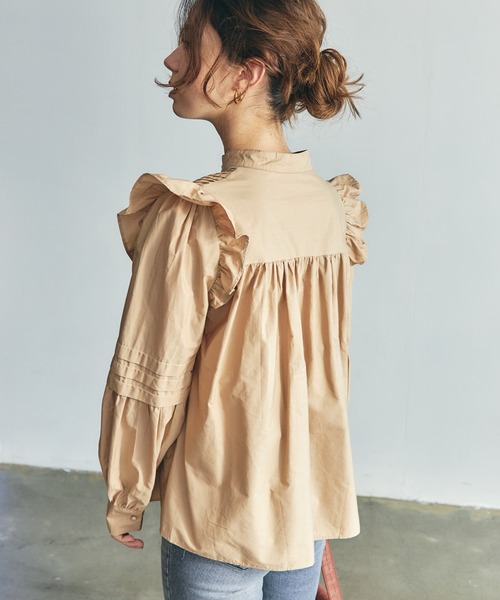 toucher du brise（トゥシェドブリーズ）の「【華奢見え】スタンドカラーフリルブラウス（シャツ/ブラウス・レディース・ベージュ/オフホワイト/ネイビー・M）」の9枚目の写真