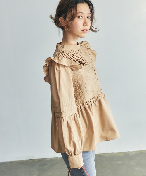 toucher du brise（トゥシェドブリーズ）の「【華奢見え】スタンドカラーフリルブラウス（シャツ/ブラウス・レディース・ベージュ/オフホワイト/ネイビー・M）」の10枚目の写真