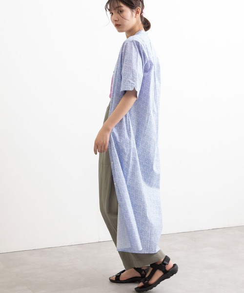 POU DOU DOU(プードゥドゥ)の「スタンドカラーワンポイント刺繍ロングシャツワンピース(ワンピース・レディース・グレー/ライトブルー/ブルー・3)」の8枚目の写真
