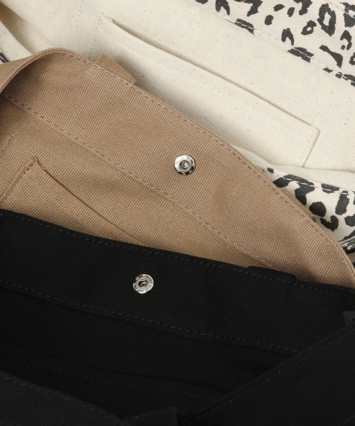 GLOBAL WORK(グローバルワーク)の「シンプルロゴトート/266900(クラッチバッグ・レディース・ブラック/ダークブラウン/ベージュ/オフホワイト・FREE)」の17枚目の写真