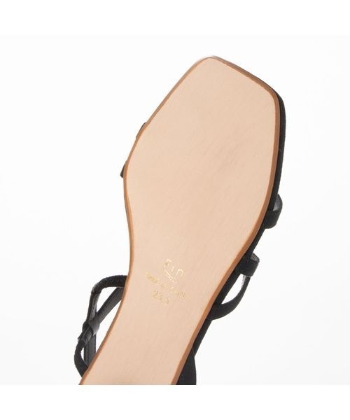 Fin（フィン）の「スクエアトゥクリアヒールサンダル【低反発スポンジ入り】（サンダル・レディース・ブラック/ベージュ/グリーン/キャメル・22.5cm/24.5cm/23.5cm/24cm/23cm/25cm）」の8枚目の写真