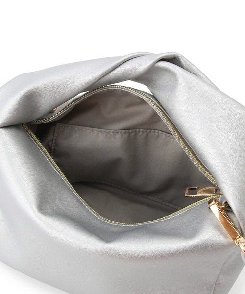 ROPE' PICNIC（ロペピクニック）の「【WEB限定カラー:シルバー】ツイストハンドルホーボーミニショルダーバッグ（ショルダーバッグ・レディース・ブラック/キナリ/イエロー系その他3/ダークグリーン/シルバー・FREE）」の16枚目の写真