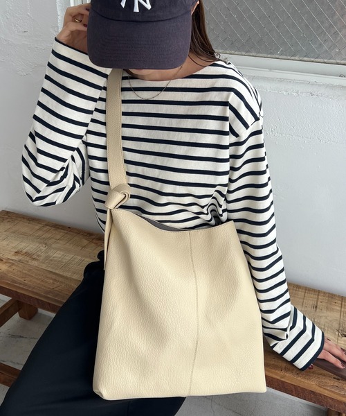 DISCOAT（ディスコート）の「【定番アイテム/WEB限定】ノットハンドルフラットショルダーバッグ（ショルダーバッグ・レディース・ブラック/アイボリー/グレイッシュベージュ・FREE）」の2枚目の写真