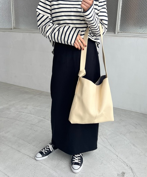 DISCOAT（ディスコート）の「【定番アイテム/WEB限定】ノットハンドルフラットショルダーバッグ（ショルダーバッグ・レディース・ブラック/アイボリー/グレイッシュベージュ・FREE）」の19枚目の写真