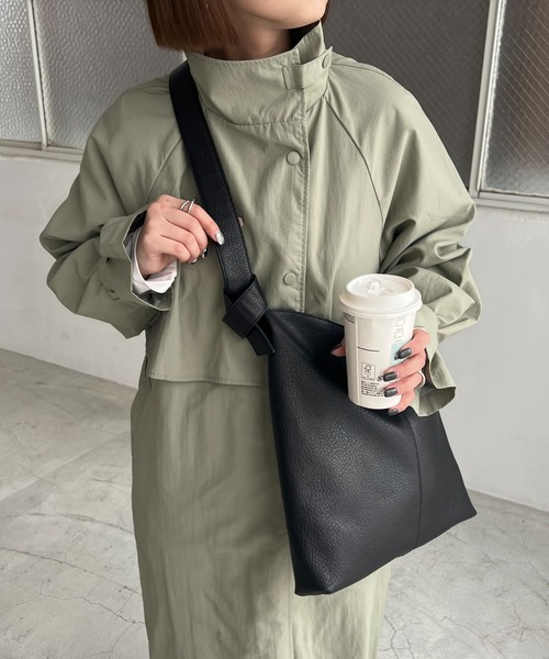 DISCOAT（ディスコート）の「【定番アイテム/WEB限定】ノットハンドルフラットショルダーバッグ（ショルダーバッグ・レディース・ブラック/アイボリー/グレイッシュベージュ・FREE）」の9枚目の写真