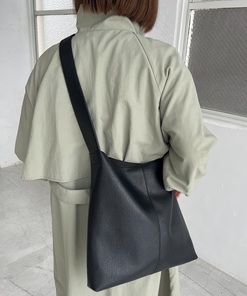 DISCOAT（ディスコート）の「【定番アイテム/WEB限定】ノットハンドルフラットショルダーバッグ（ショルダーバッグ・レディース・ブラック/アイボリー/グレイッシュベージュ・FREE）」の10枚目の写真