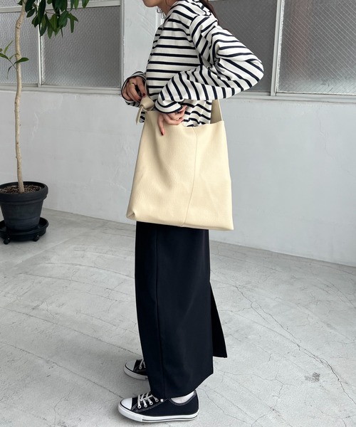 DISCOAT（ディスコート）の「【定番アイテム/WEB限定】ノットハンドルフラットショルダーバッグ（ショルダーバッグ・レディース・ブラック/アイボリー/グレイッシュベージュ・FREE）」の7枚目の写真