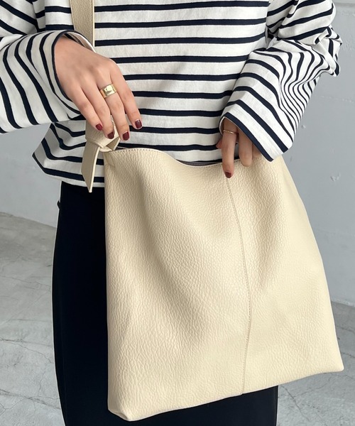 DISCOAT（ディスコート）の「【定番アイテム/WEB限定】ノットハンドルフラットショルダーバッグ（ショルダーバッグ・レディース・ブラック/アイボリー/グレイッシュベージュ・FREE）」の22枚目の写真