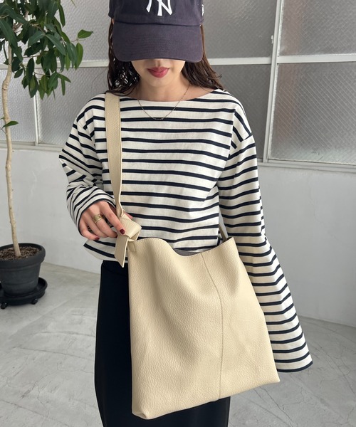 DISCOAT（ディスコート）の「【定番アイテム/WEB限定】ノットハンドルフラットショルダーバッグ（ショルダーバッグ・レディース・ブラック/アイボリー/グレイッシュベージュ・FREE）」の21枚目の写真