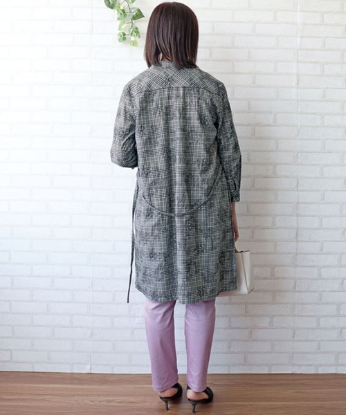 BELLUNA PLUS(ベルーナ)の「配色刺しゅう使いシャツチュニック(チュニック・レディース・イエロー系/ネイビー系・MEDIUM/LARGE/X-LARGE)」の6枚目の写真