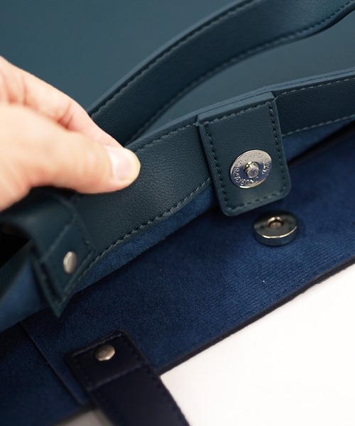 MinoriTY（マイノリティ）の「シンセティックレザーバイカラートートバッグ（トートバッグ・メンズ・ブラック/ネイビー/モカ・FREE）」の8枚目の写真