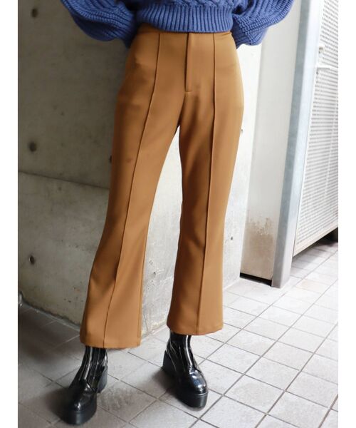 MURUA（ムルーア）の「ステップスリットフィットフレアパンツ（スウェットパンツ・レディース・ブラック/グリーン/マスタード・1/2）」の3枚目の写真