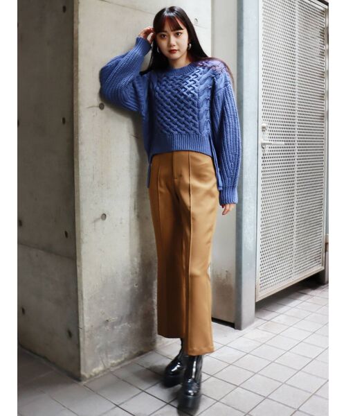 MURUA（ムルーア）の「ステップスリットフィットフレアパンツ（スウェットパンツ・レディース・ブラック/グリーン/マスタード・1/2）」の5枚目の写真