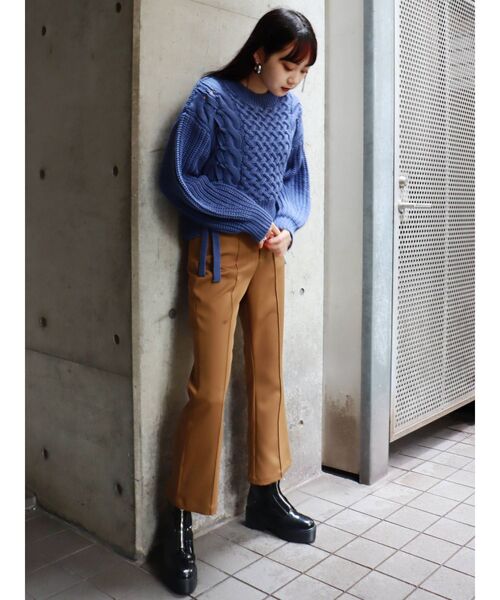 MURUA（ムルーア）の「ステップスリットフィットフレアパンツ（スウェットパンツ・レディース・ブラック/グリーン/マスタード・1/2）」の6枚目の写真