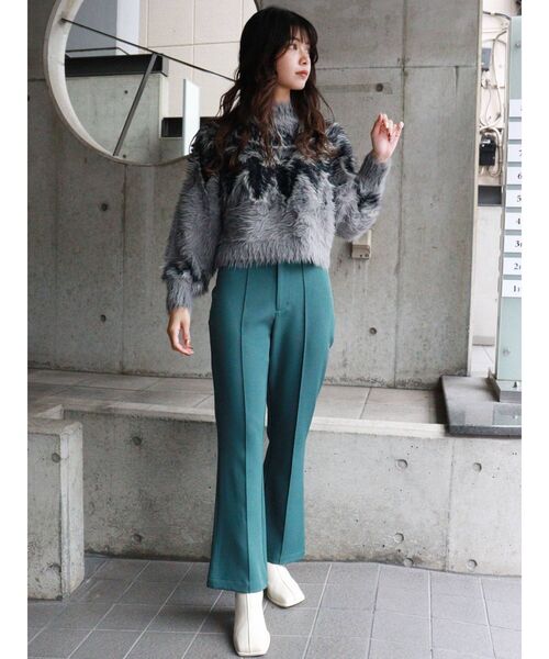 MURUA（ムルーア）の「ステップスリットフィットフレアパンツ（スウェットパンツ・レディース・ブラック/グリーン/マスタード・1/2）」の8枚目の写真