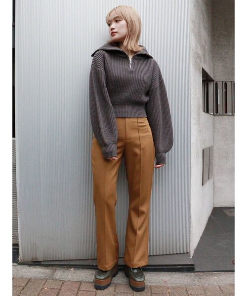 MURUA（ムルーア）の「ステップスリットフィットフレアパンツ（スウェットパンツ・レディース・ブラック/グリーン/マスタード・1/2）」の11枚目の写真