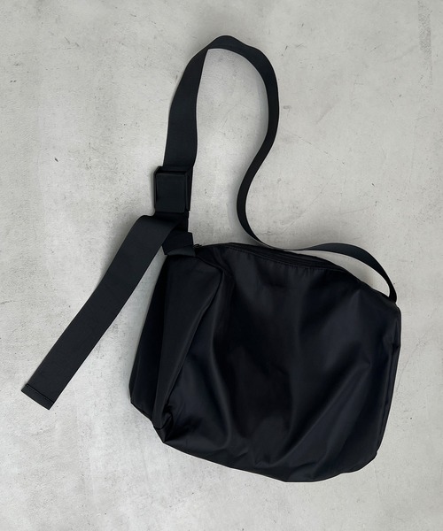 y/m（イム）の「スクエアナイロンショルダーBAG（ショルダーバッグ・レディース・ブラック・FREE）」の4枚目の写真